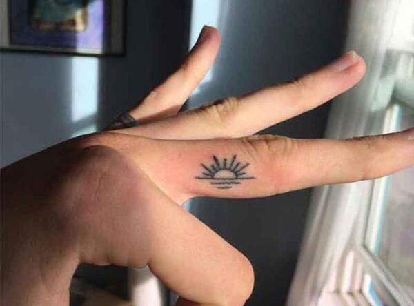 عکس تاتو روی انگشت دست ساده