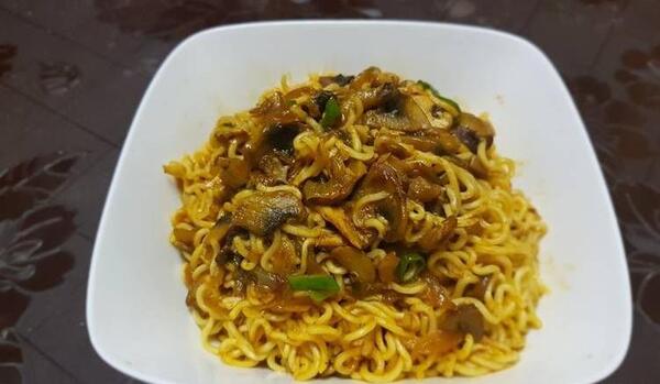 عکس نودل با طعم مرغ