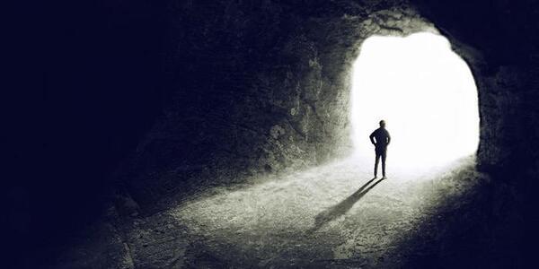 عکس روزنه نور در تاریکی