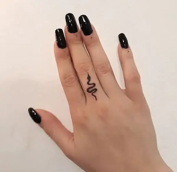 عکس تاتو روی انگشت مینیمال