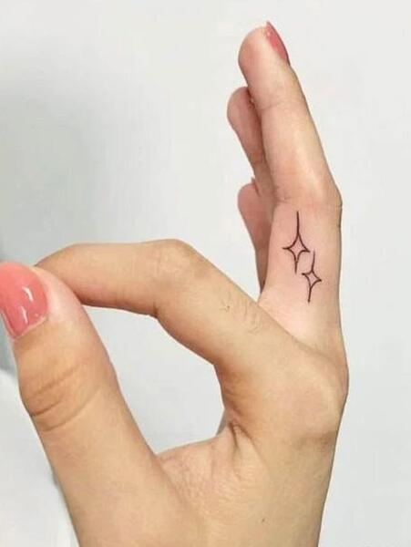 عکس تاتو مینیمال دخترانه روی انگشت