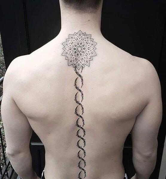 عکس تاتوی عقاب روی کمر