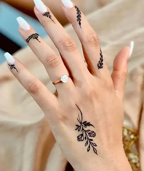 عکس تاتو روی انگشت های دست