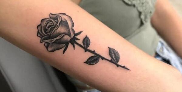 عکس خالکوبی کوچک روی دست دخترانه