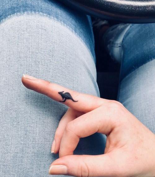 عکس تاتو روی انگشت دست مردانه