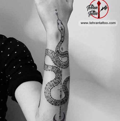 عکس تاتو مار روی دست دختر