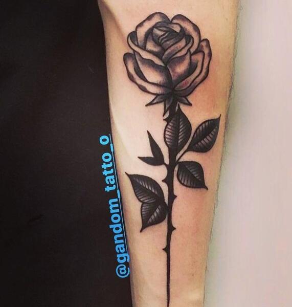 عکس تاتو گل رز روی دست مردانه