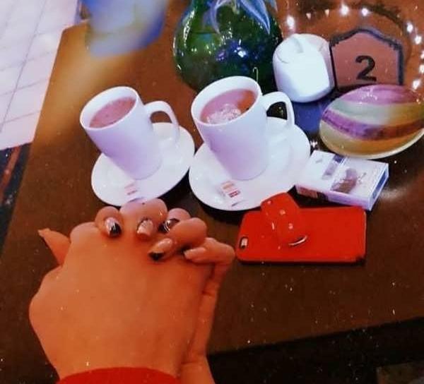 عکس دست عاشقانه کافه