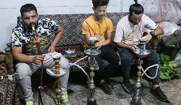 عکس دختر در کافه با قلیون