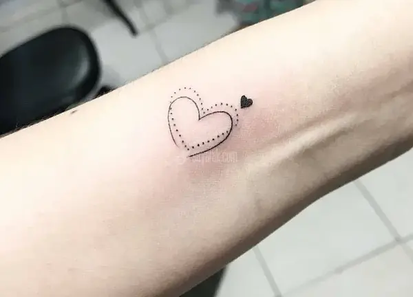 عکس تاتو قلب شکسته روی انگشت