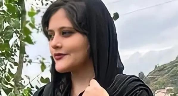 عکس مهسا امینی روی هواپیما بارسلونا