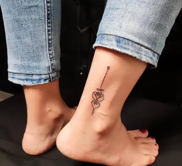 عکس تاتو ظریف دخترانه روی مچ پا