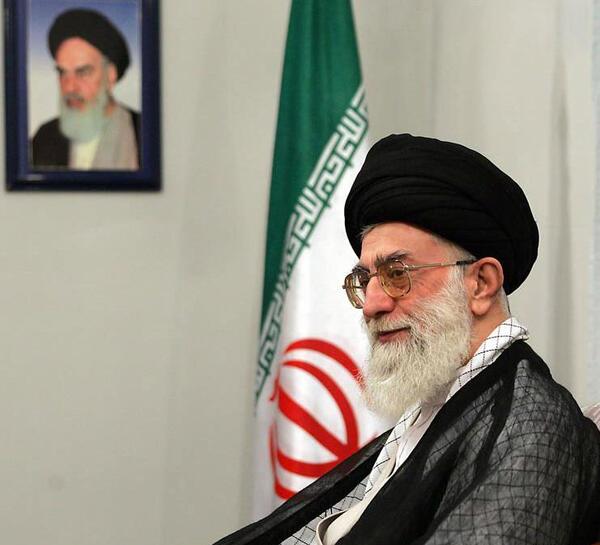 عکس خامنه ای با پرچم ایران