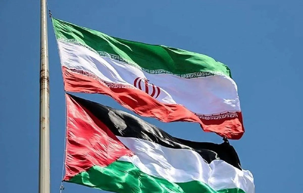عکس با پرچم ایران در طبیعت