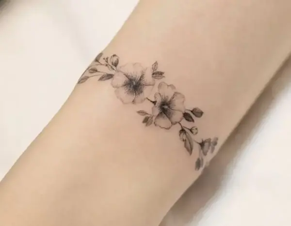 عکس تاتو گل روی دست مردانه کوچک