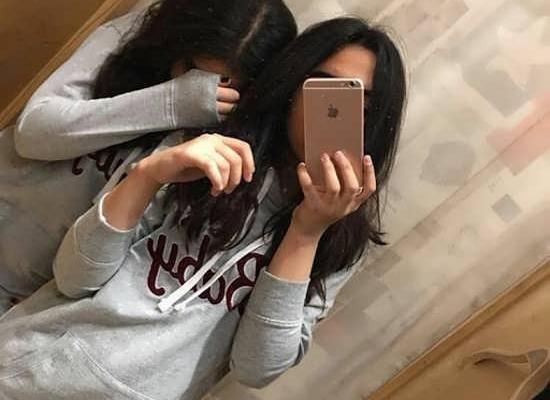 عکس سلفی دختر جلوی آینه