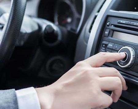 عکس آهنگ تو ضبط ماشینم هنوز هایده میخونه