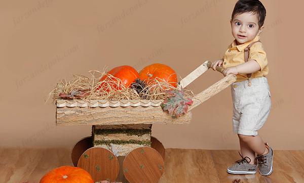 قاب عکس پاییزی کودکانه