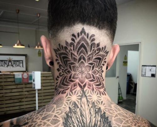عکس تاتو گل روی گردن مردانه
