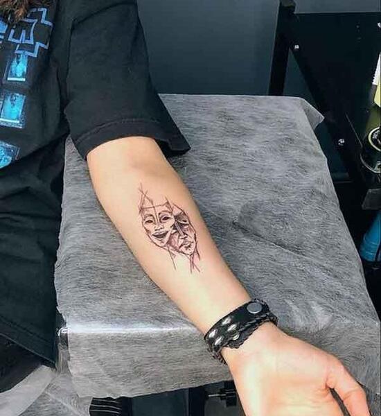 عکس تاتو روی ساعد دست پسرانه