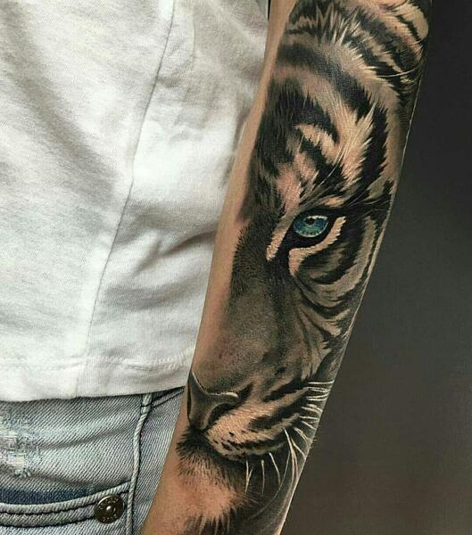 عکس تاتو روی ساعد دست مردانه