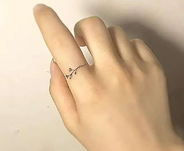 عکس تاتو روی انگشت حلقه