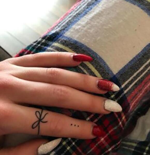 عکس تاتو روی انگشت حلقه