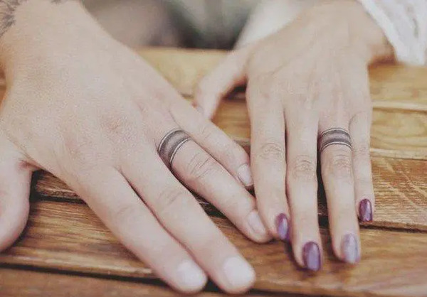 عکس تاتو روی انگشت حلقه