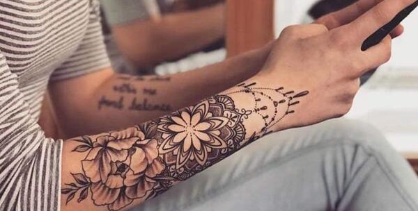 عکس تاتو روی مچ دست زنانه