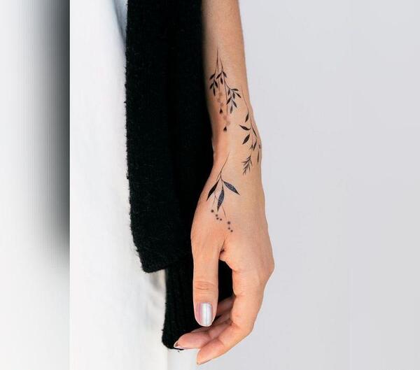 عکس تاتو مچ دست زنانه