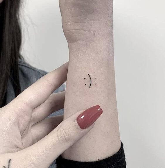 عکس تاتو تاج روی انگشت