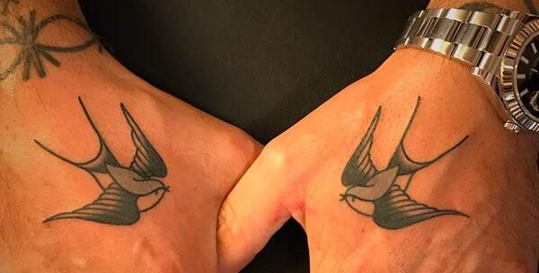 عکس معنی تاتو پر روی دست؟