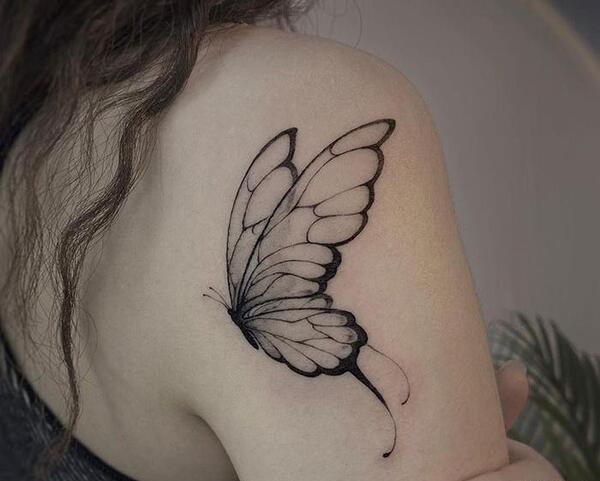 عکس تاتو پروانه روی ترقوه