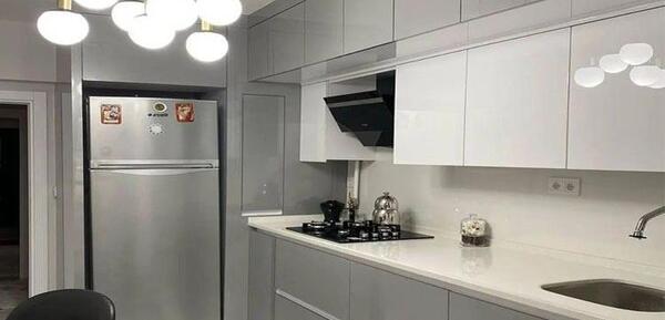عکس کابینت سفید نقره ای