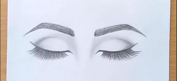 عکس نقاشی چشم ساده با مداد کودکانه