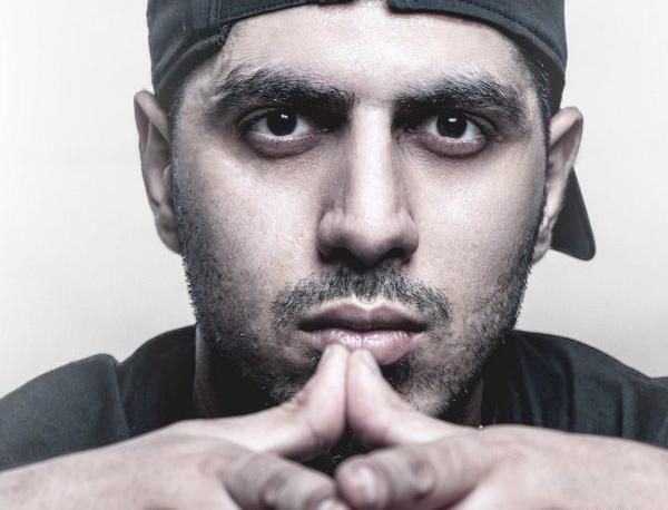 عکس تتلو کنار پیشرو