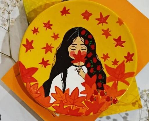 عکس نقاشی دختر پاییزی روی سفال
