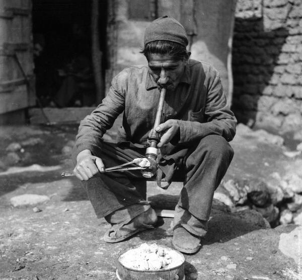 عکس خنده دار تریاک کشیدن