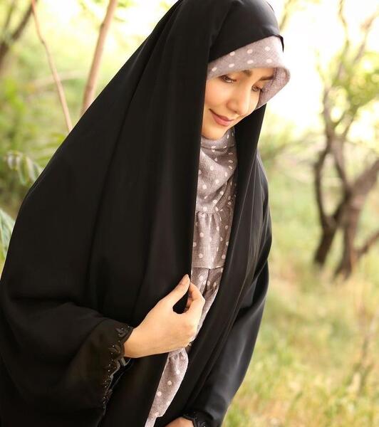 عکس نقاشی دختر در زیر باران با چتر