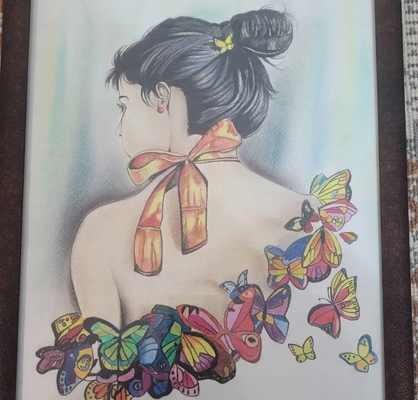 عکس نقاشی دختر روی بوم کوچک