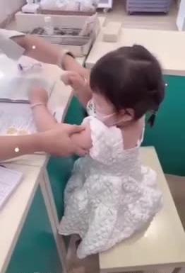 عکس بچه که آمپول میزنه