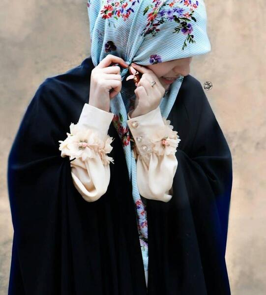 عکس دختر با حجاب با گل نرگس