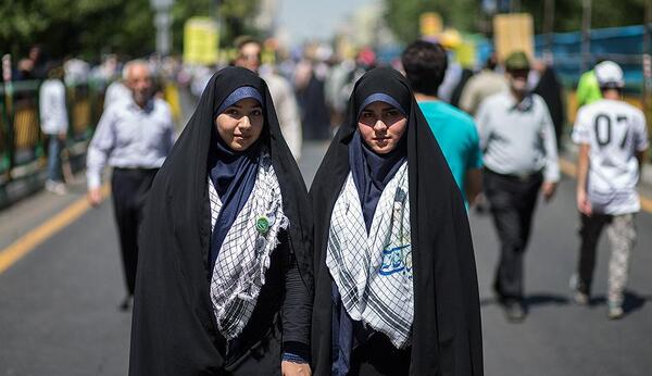 عکس دختر با حجاب با گل نرگس