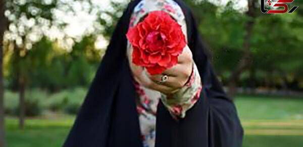 عکس دختر با حجاب با گل نرگس