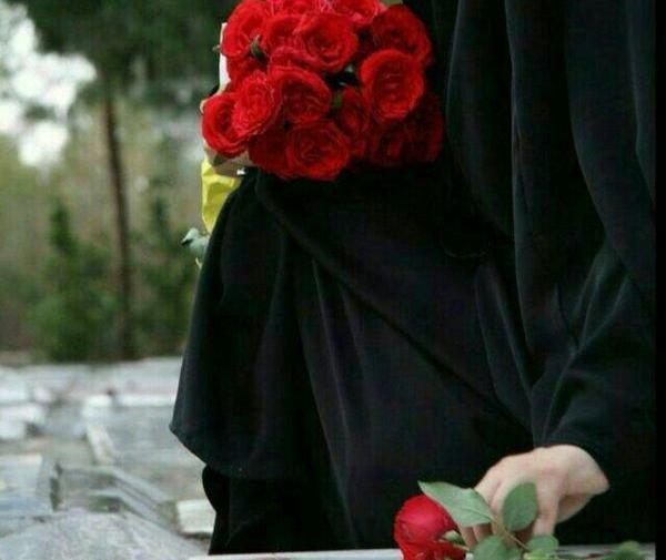عکس دختر با حجاب با دسته گل