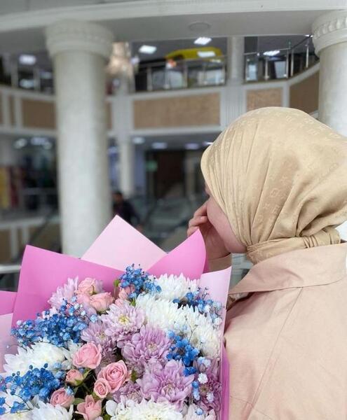 عکس دختر با حجاب با دسته گل