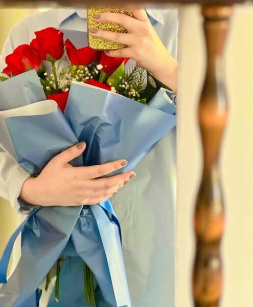 عکس دختر با حجاب با دسته گل