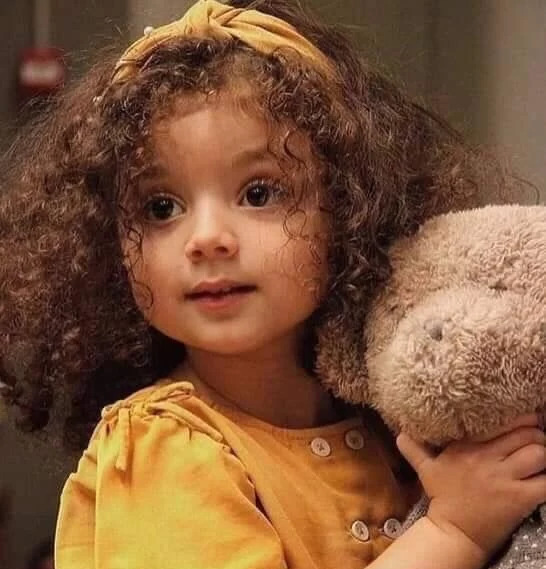 عکس بچه مو فرفری چشم رنگی