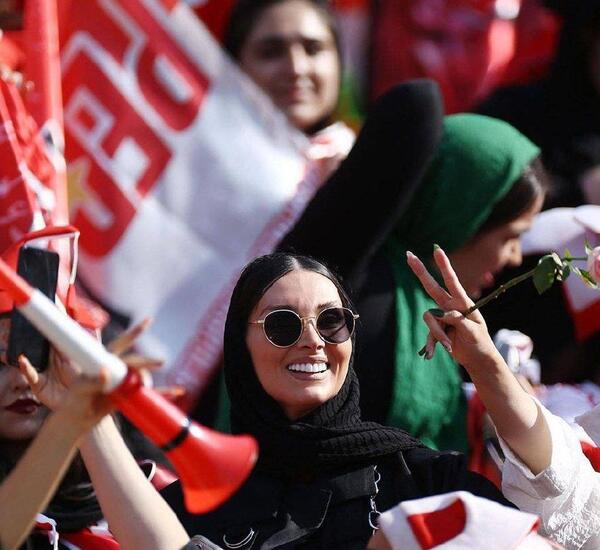 عکس دختر پرسپولیسی در ورزشگاه آزادی