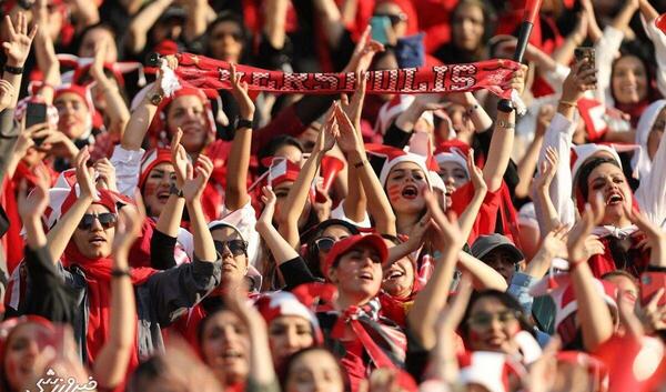 عکس دختر پرسپولیسی در ورزشگاه آزادی